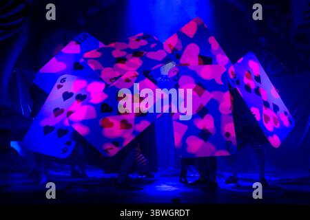 London, Großbritannien. Juli 2025. Alice in Wonderland im Marylebone Theatre. Mit Charlotte Bradley als Alice erweckt diese international gefeierte Produktion Lewis Carrolls entzückendes Chaos mit außergewöhnlichen Marionetten, exquisiten Kostümen und Bühnendesign zum Leben. Regie führte Nate Bertone für dem Productions und Ethan Walker für Broadway Haus. Alice in Wonderland wird vom 12. Juli bis 31. August gespielt. Guy Corbishley/Alamy Live News Stockfoto