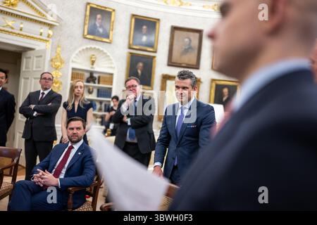 14. Juli 2025, Washington, District of Columbia, USA: Vizepräsident JD Vance und Verteidigungsminister Pete Hegseth treffen sich am Montag, 14. Juli 2025 im Oval Office mit NATO-Sekretär Mark Rutte zusammen. (Kreditbild: © Daniel Torok/Weißes Haus/ZUMA Press Wire) NUR REDAKTIONELLE VERWENDUNG! Nicht für kommerzielle ZWECKE! Stockfoto