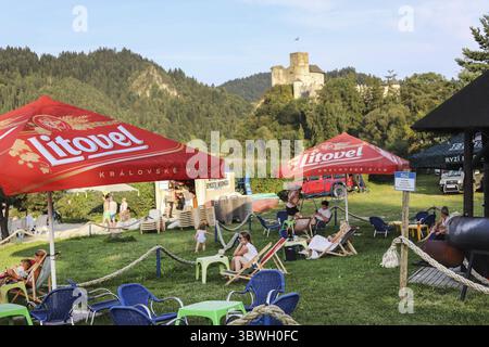 NIEDZICA, POLEN - 23. AUGUST 2024: Touristen am Strand in der Nähe der Burg in Niedzica am Czorsztyn-See in den polnischen Bergen. Touristenziel Stockfoto