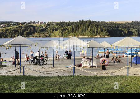 NIEDZICA, POLEN - 23. AUGUST 2024: Touristen am Strand in der Nähe der Burg in Niedzica am Czorsztyn-See in den polnischen Bergen. Touristenziel Stockfoto