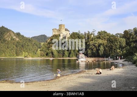 NIEDZICA, POLEN - 23. AUGUST 2024: Touristen am Strand in der Nähe der Burg in Niedzica am Czorsztyn-See in den polnischen Bergen. Touristenziel Stockfoto
