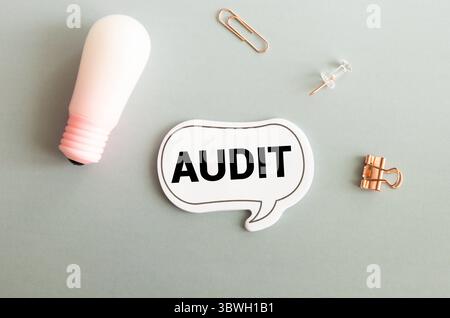 Prüfwort auf Holzblock geschrieben. Audittext auf Tabelle, Konzept Stockfoto