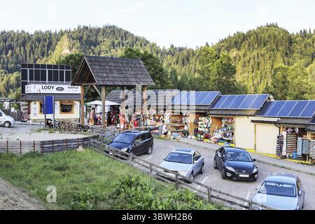 NIEDZICA, POLEN - 23. AUGUST 2024: Hütten mit kitschigen Souvenirs in der Nähe des Schlosses in Niedzica. Touristenziel Stockfoto