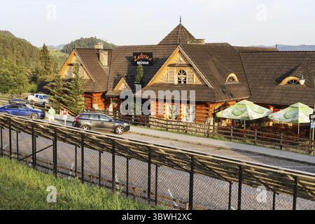 NIEDZICA, POLEN - 23. AUGUST 2024: Ein hölzerner gasthof an einem See in den Bergen. Touristenziel Stockfoto