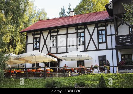 NIEDZICA, POLEN - 23. AUGUST 2024: gasthof im ungarischen Stil unter der Burg in Niedzica, Polen. Touristenziel Stockfoto