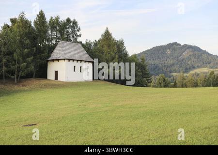 NIEDZICA, POLEN - 23. AUGUST 2024: Eine charmante katholische Kapelle auf dem Gipfel eines Berges. Touristenziel Stockfoto