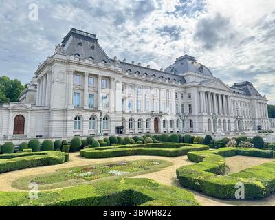 Königspalast von Brüssel mit gepflegten Gärten an einem Sommertag, Belgien Stockfoto