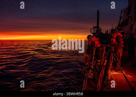 17. Dezember 2020 - Pazifik - Seeleute senken eine Pilotenleiter des Raketenzerstörers der Arleigh-Burke-Klasse USS John Finn (DDG 113) vom 17. Dezember 2020 ab. John Finn führt Routineoperationen mit der Theodore Roosevelt Carrier Strike Group im Einsatzgebiet der dritten US-Flotte durch. (Kreditbild: © Jason Waite/USA Marineblau/ZUMA Wire/ZUMAPRESS.com) Stockfoto