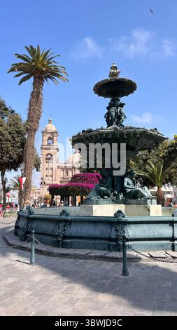 Tacna, Peru 16. Juni 2025 Vögel, die über die Kathedrale von Tacna fliegen, ist eine römisch-katholische Kirche mit Brunnen neben dem Paseo Cívico de Tacna in San Martín Stockfoto