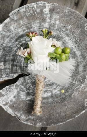 Winziges Bouquet weißer Eustoma-Blüten und grüner hypericum-Pflanze. Partydekor Stockfoto
