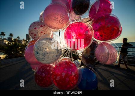 19. Mai 2021, Beirut, Libanon: Ein Mann mit Ballonen, der am 19. Mai 2021 Wanderungen entlang der Corniche in Beirut, Libanon, verkauft. Die Corniche ist eine Küstenpromenade entlang des Mittelmeers, die etwa 3 Meilen lang ist. (Kreditbild: © Daniel Carde/ZUMA Wire) Stockfoto
