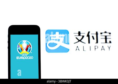 15. Juni 2021, Barcelona, Katalonien, Spanien: In dieser Abbildung wird ein Logo der UEFA Euro 2020 auf einem Smartphone mit einem Alipay-Logo im Hintergrund angezeigt. (Kreditbild: © Thiago Prudencio/DAX via ZUMA Wire) Stockfoto