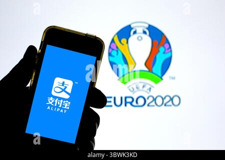 15. Juni 2021, Barcelona, Katalonien, Spanien: In dieser Abbildung ist ein Alipay-Logo auf einem Smartphone mit einem UEFA Euro 2020-Logo im Hintergrund zu sehen. (Kreditbild: © Thiago Prudencio/DAX via ZUMA Wire) Stockfoto