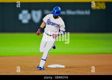 19. Juni 2021: Der dritte Baseman der Texas Rangers Isiah Kiner-Falefa (9) trifft einen homer. Während eines Spiels zwischen den Minnesota Twins und den Texas Rangers auf dem Globe Life Field in Arlington, Texas. Manny Flores/Cal Sport Media Stockfoto