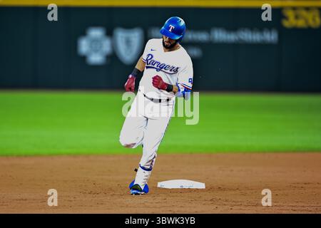 19. Juni 2021: Der dritte Baseman der Texas Rangers Isiah Kiner-Falefa (9) trifft einen homer. Während eines Spiels zwischen den Minnesota Twins und den Texas Rangers auf dem Globe Life Field in Arlington, Texas. Manny Flores/Cal Sport Media Stockfoto
