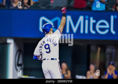 19. Juni 2021: Der dritte Baseman der Texas Rangers Isiah Kiner-Falefa (9) trifft einen homer. Während eines Spiels zwischen den Minnesota Twins und den Texas Rangers auf dem Globe Life Field in Arlington, Texas. Manny Flores/Cal Sport Media Stockfoto