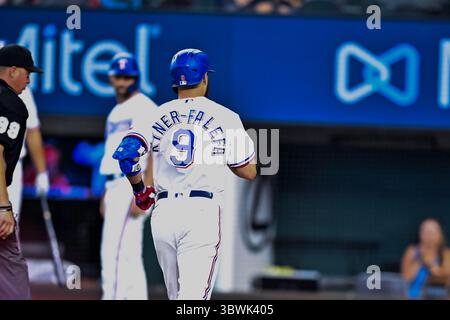 19. Juni 2021: Der dritte Baseman der Texas Rangers Isiah Kiner-Falefa (9) trifft einen homer. Während eines Spiels zwischen den Minnesota Twins und den Texas Rangers auf dem Globe Life Field in Arlington, Texas. Manny Flores/Cal Sport Media Stockfoto