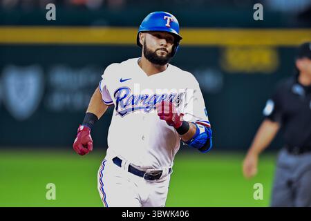19. Juni 2021: Der dritte Baseman der Texas Rangers Isiah Kiner-Falefa (9) trifft einen homer. Während eines Spiels zwischen den Minnesota Twins und den Texas Rangers auf dem Globe Life Field in Arlington, Texas. Manny Flores/Cal Sport Media Stockfoto