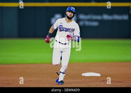19. Juni 2021: Der dritte Baseman der Texas Rangers Isiah Kiner-Falefa (9) trifft einen homer. Während eines Spiels zwischen den Minnesota Twins und den Texas Rangers auf dem Globe Life Field in Arlington, Texas. Manny Flores/Cal Sport Media Stockfoto