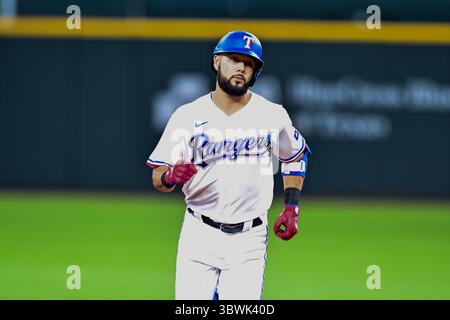 19. Juni 2021: Der dritte Baseman der Texas Rangers Isiah Kiner-Falefa (9) trifft einen homer. Während eines Spiels zwischen den Minnesota Twins und den Texas Rangers auf dem Globe Life Field in Arlington, Texas. Manny Flores/Cal Sport Media Stockfoto