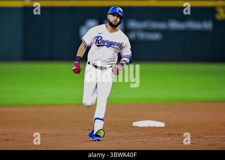 19. Juni 2021: Der dritte Baseman der Texas Rangers Isiah Kiner-Falefa (9) trifft einen homer. Während eines Spiels zwischen den Minnesota Twins und den Texas Rangers auf dem Globe Life Field in Arlington, Texas. Manny Flores/Cal Sport Media Stockfoto