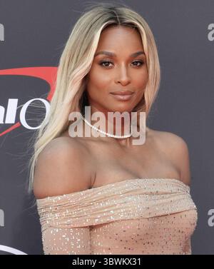 Los Angeles, USA. Juli 2025. Ciara kommt am Mittwoch, den 16. Juli 2025, beim ESPYS 2025 im Dolby Theatre in Hollywood an. (Foto: Sthanlee B. Mirador/SIPA USA) Credit: SIPA USA/Alamy Live News Stockfoto