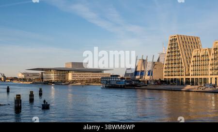 Kopenhagen, Dänemark – Blick von der Inner Harbour Bridge auf das Königlich Dänische Theater und Opernhaus am Kanalufer. Stockfoto