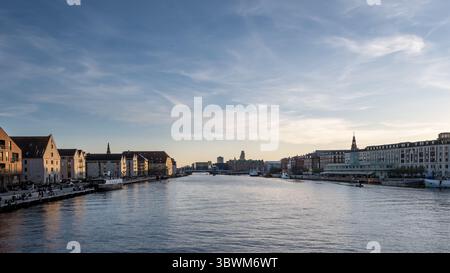 Kopenhagen, Dänemark – Blick auf die städtische Landschaft von Knippelsbro (Knippelsbrücke) auf moderne Gebäude am Abend. Stockfoto