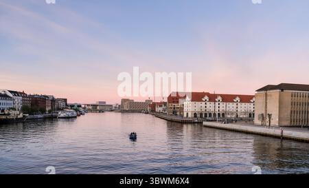 Kopenhagen, Dänemark – Blick auf die städtische Landschaft von Knippelsbro (Knippelsbrücke) auf moderne Gebäude am Abend. Stockfoto