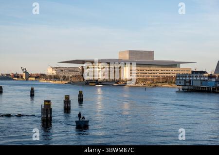 Kopenhagen, Dänemark – Blick auf das Opernhaus (Operaen) von der Inner Harbour Bridge, einem Wahrzeichen moderner Architektur am Wasser. Stockfoto