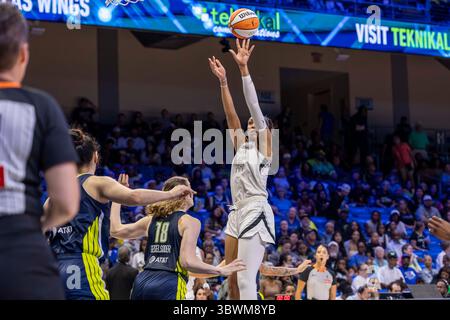 Arlington, Texas, USA. Juli 2025. Das Las Vegas Aces Center AJA WILSON (22) erzielt einen Korb über LUISA GEISELSODER (18) bei einem WNBA-Spiel zwischen den Las Vegas Aces und den Dallas Wings im College Park Center. Las Vegas gewinnt 90:86. (Kreditbild: © Mark Fann/ZUMA Press Wire) NUR REDAKTIONELLE VERWENDUNG! Nicht für kommerzielle ZWECKE! Stockfoto