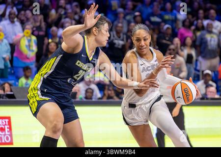 Arlington, Texas, USA. Juli 2025. Das Las Vegas Aces Center AJA WILSON (22) wird während eines WNBA-Spiels zwischen den Las Vegas Aces und den Dallas Wings im College Park Center vom Dallas Wings Center LI YUERU (28) bewacht. Las Vegas gewinnt 90:86. (Kreditbild: © Mark Fann/ZUMA Press Wire) NUR REDAKTIONELLE VERWENDUNG! Nicht für kommerzielle ZWECKE! Stockfoto