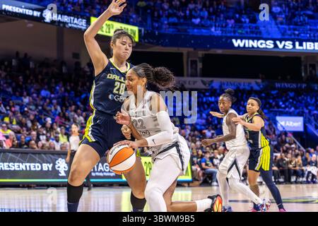 Arlington, Texas, USA. Juli 2025. Das Las Vegas Aces Center AJA WILSON (22) fährt zum Korb, während das Dallas Wings Center LI YUERU (28) während eines WNBA-Spiels zwischen den Las Vegas Aces und den Dallas Wings im College Park Center bewacht wird. Las Vegas gewinnt 90:86. (Kreditbild: © Mark Fann/ZUMA Press Wire) NUR REDAKTIONELLE VERWENDUNG! Nicht für kommerzielle ZWECKE! Stockfoto