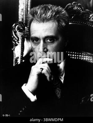 Al Pacino posierte in einem Anzug für den Film „der Pate Teil III“. Al Pacino ist ein US-amerikanischer Schauspieler und Filmemacher. Pacino hat eine Karriere von über fünf Jahrzehnten, in der er zahlreiche Auszeichnungen und Auszeichnungen erhielt, sowohl im Wettbewerb als auch bei Ehrungen, darunter einen Academy Award, zwei Tony Awards, zwei Primetime Emmy Awards, einen British Academy Film Award, vier Golden Globe Awards, den Lifetime Achievement Award des American Film Institute, den Golden Globe Cecil B. DeMille Award und die National Medal of Arts. Er ist auch einer der wenigen Künstler, die einen Oscar gewonnen haben, einen Emmy Stockfoto