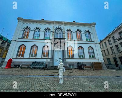 Elegante weiße Fassade im gotischen Stil in Gent mit einer Frau draußen Stockfoto