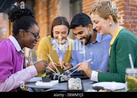 Freunde Teilen Sushi Im Freien Stockfoto