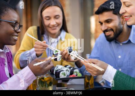 Freunde teilen Sushi in einem Restaurant Stockfoto