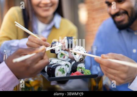 Freunde, Die Sushi Teilen Stockfoto