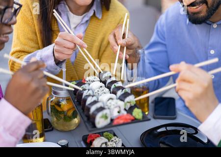 Freunde, die ein Sushi-Essen teilen Stockfoto