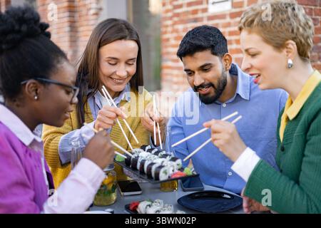 Freunde Genießen Sushi Im Freien Stockfoto
