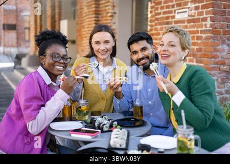 Freunde Genießen Sushi Im Freien Stockfoto