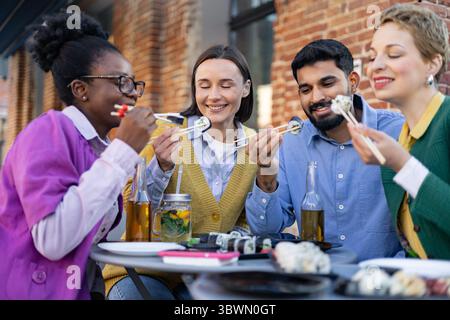 Freunde Essen Sushi Draußen Stockfoto