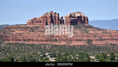 Cathedral Rock, eine berühmte Bergformation in der roten Felsenwüste von Sedona, Arizona. Stockfoto