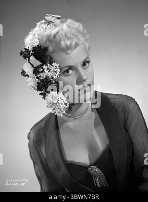 Judy Holliday mit einem Porträt in Friseur (Foto: © Movie Star News via ZUMA Press Wire Service) Stockfoto
