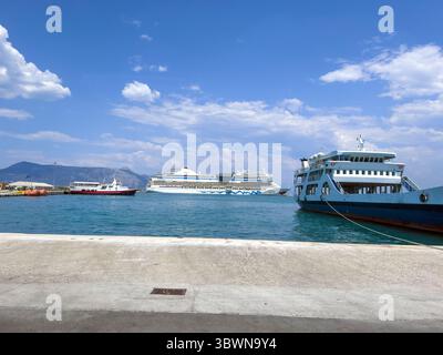 Verschiedene Schiffe legten im Hafen von Korfu, Griechenland, an Stockfoto