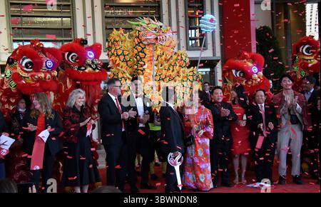 Drachentanz während der großen Eröffnung des Hilton Resort World Donnerstag, Las Vegas NV/USA. Juni 2021. (Bild: © Gene Blevins/ZUMA Wire) Stockfoto