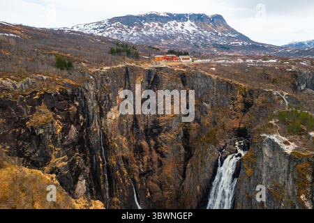 Mächtiger Voringsfossen-Wasserfall mit Kaskaden, die dramatisch in die Schlucht unten stürzen. Steile Klippen betonen die schiere Größe und die raue Schönheit Norwegens Stockfoto