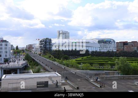 Paris La Defense Arena, Rugby-Stadion und Konzerthalle im Geschäftsviertel La Défense, Stadt Nanterre, Departement Hauts-de-seine, Frankreich Stockfoto