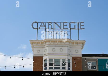 ANAHEIM, KALIFORNIEN - 23. JUNI 2025: Carnegie Plaza-Schild in Ctr City in Downtown Anaheim. Stockfoto