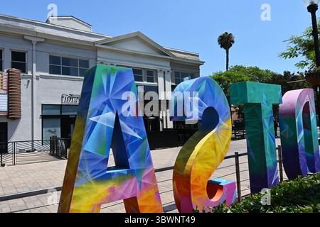 SANTA ANA, KALIFORNIEN - 16. JULI 2025: DTSA-Schild im Plaza de Santa Ana Artist District. Stockfoto